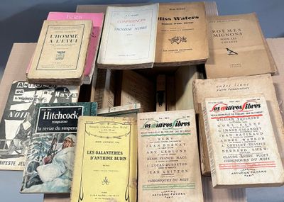 un grand nombre de livres posés sur une table