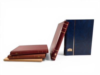 Suite de quatre albums de timbres, principalement belges : -…
