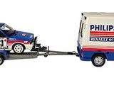 un camion miniature tractant une voiture miniature sur une remorque