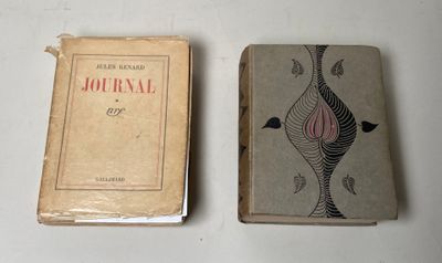 deux livres posés l'un à côté de l'autre sur une table