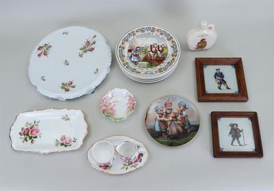 une table sur laquelle sont posées de nombreuses assiettes et photos