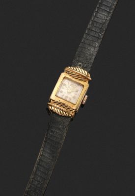 gros plan d'une montre sur une surface noire avec un fond noir