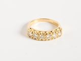 une image représentant une bague en or sertie de cinq diamants