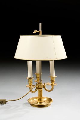 une photo d'une lampe de table surmontée d'un abat-jour blanc