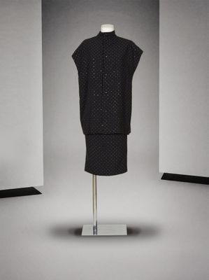 Cette image peut représenter un mannequin et un costume sur un présentoir.