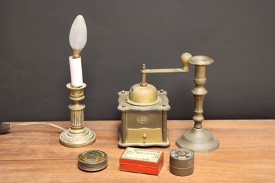 Lot comprenant: Bougeoir monté en lampe, bougeoir, moulin à …