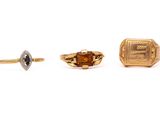 trois bagues en or et une bague sertie d'un saphir