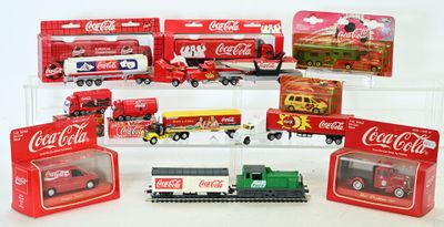 six camions Coca-Cola et un train dans une vitrine