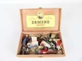 une boîte en bois remplie d'un assortiment de bonbons et de confiseries