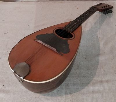 une guitare posée sur une table