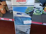 une boîte en carton sur laquelle est représenté un oiseau