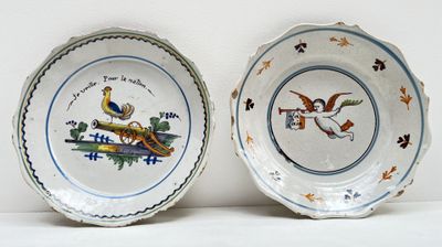 deux assiettes avec des oiseaux