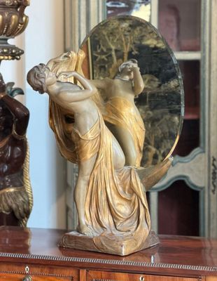 ROYAL DUX BOHEMIA - Vers 1900. MIROIR à POSER figurant une n…
