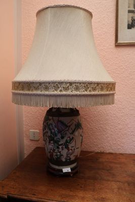 une lampe posée sur une table dans une pièce