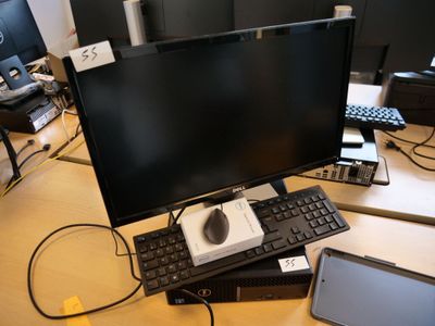 une image représentant un bureau avec un écran, un clavier, une souris et d'autres appareils électroniques