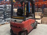 un chariot élévateur à fourche garé dans un entrepôt
