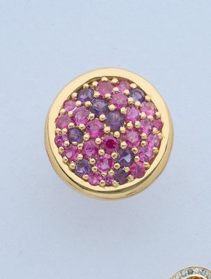 une paire de boucles d'oreilles en saphir rose et diamants et une bague en or jaune