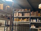 une pièce avec des étagères et des cartons posés par terre