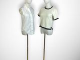 Deux mannequins, l'un vêtu de blanc et l'autre de noir, se tiennent l'un à côté de l'autre