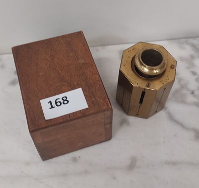 bougeoir et boîte en laiton plaqué, posés sur un socle en marbre