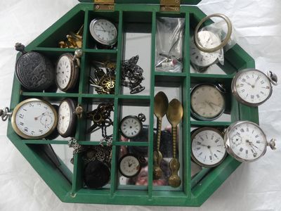 de nombreux types d'horloges dans une boîte verte