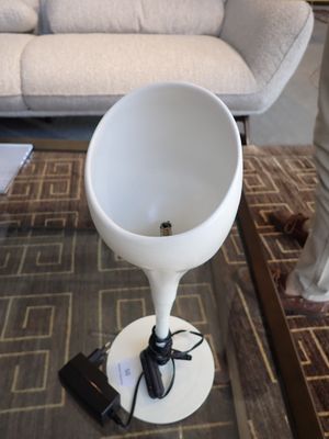 une lampe posée sur une table dans un salon