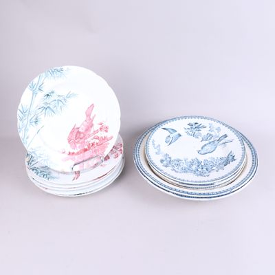 Plusieurs assiettes ornées de motifs bleus et blancs sont empilées les unes sur les autres
