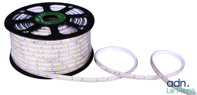 un gros plan sur une bobine de ruban LED blanc