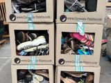 plusieurs cartons empilés les uns sur les autres, contenant des chaussures
