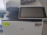 une imprimante posée sur une table