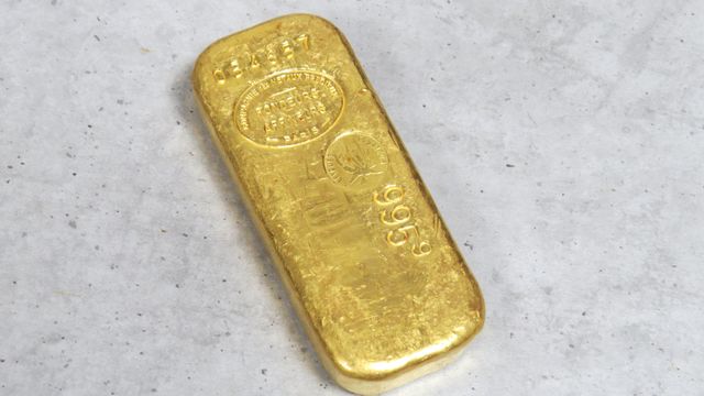 Lingot d'or titré 995,9. Numéroté 054657. Poids brut : 999,80 gra...