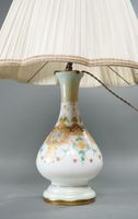 LAMPE en opaline à décor de lambrequins dorés H.