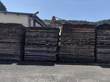 beaucoup de bois empilé au bord de la route