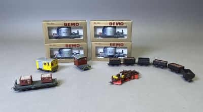 Plusieurs petits trains sont posés les uns à côté des autres sur une table.