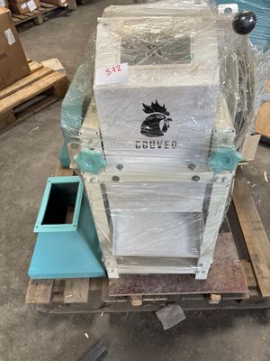 une machine posée sur une palette dans un entrepôt