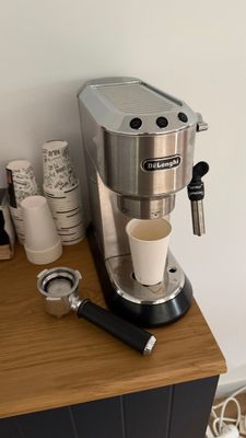 une cafetière posée sur une table en bois