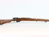 un fusil avec un canon en bois et une bouche en bois