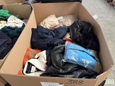 un carton rempli de vêtements dans un magasin