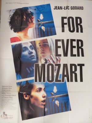 L'affiche du film « For Ever Mozart » est accrochée au mur.