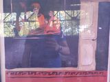 une photo d'un homme et d'une femme assis dans une voiture
