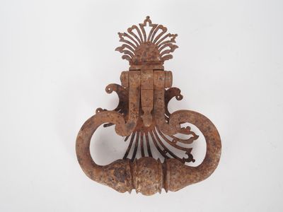 une vieille poignée de porte en métal rouillée sur un mur blanc