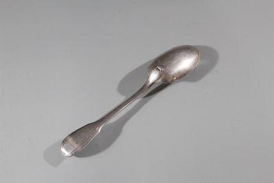 une cuillère et une fourchette en argent posées sur un plateau blanc
