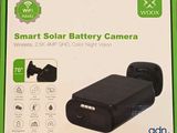 La boîte d'une caméra solaire intelligente est ouverte sur la table.