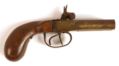 un gros plan d'un vieux pistolet posé sur une surface blanche