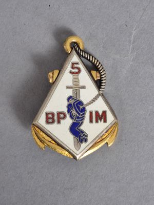 gros plan d'un badge sur une surface blanche