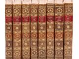 un ensemble de cinq vieux livres superposés