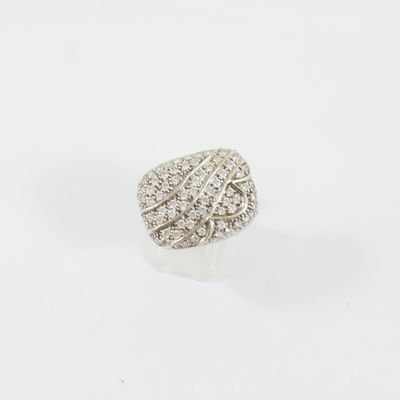 gros plan d'une bague en diamant sur une surface blanche