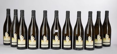 six bouteilles de vin sont alignées sur une table