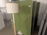 une lampe posée sur le sol dans une pièce