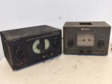deux postes de radio à l'ancienne posés sur une table